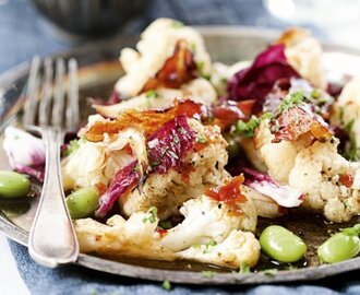 Sallad med rostad blomkål, rimmat sidfläsk, edamamebönor och chilidressing