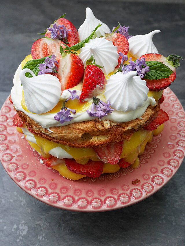 Sommartårta med passionscurd och jordgubbar