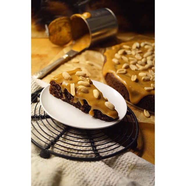 En gudomlig chokladkaka med dulce de leche och jordnötter. Snickerskaka helt enkelt.