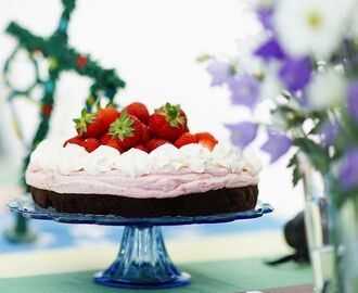 Chokladig tårta med len jordgubbsmousse