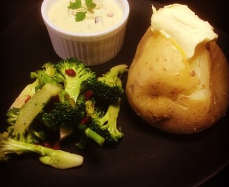 Råmarinerad broccoli med citron och granatäpple