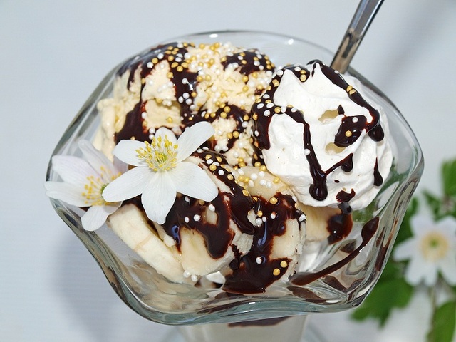 Marängsviss med banan och chokladsås