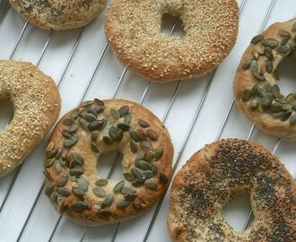 Nybakade bagels till frukost