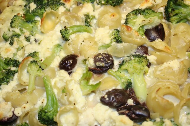 Pastagratäng med broccoli och fetaost
