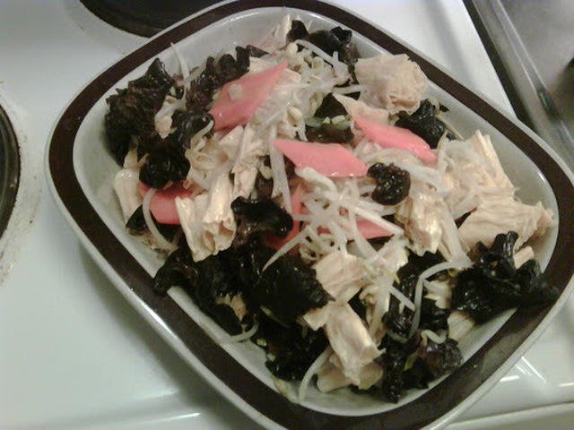 Vegetarisk wok på torkad doufu, böngroddar och svarta trä-öron