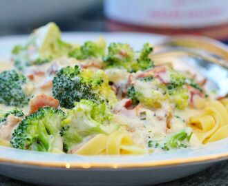 Ostsås med bacon och broccoli till pasta - krämigt & gott av "rester" från ostbrickan