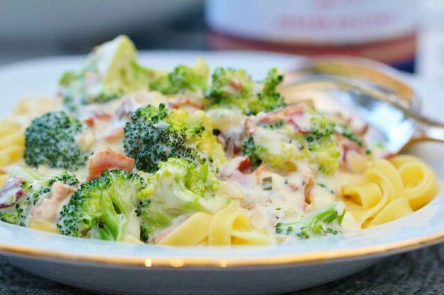 Ostsås med bacon och broccoli till pasta - krämigt & gott av "rester" från ostbrickan