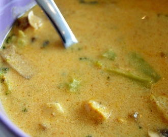 Soppa av kokosmjölk med kyckling, curry och grönsaker