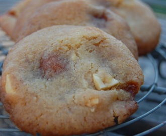 Lördag o härliga cookies med kola o jordnötter!!