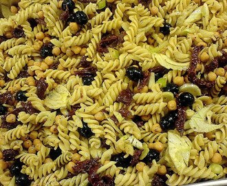 Vegetarisk pasta med soltorkade tomater,kikärtor,oliver och fänkål