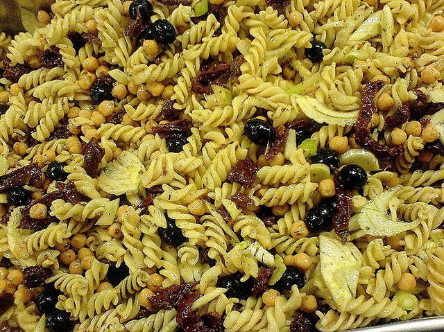 Vegetarisk pasta med soltorkade tomater,kikärtor,oliver och fänkål