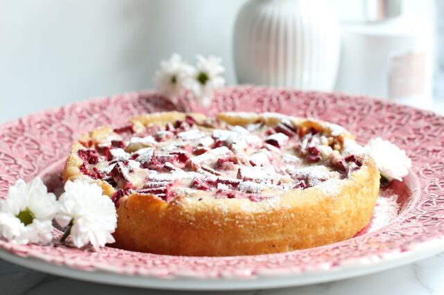 Rabarberkladdkaka med vit choklad och kardemumma