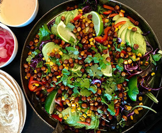 Vegosallad med picklad rödlök, srirachamajonäs och tortillabröd