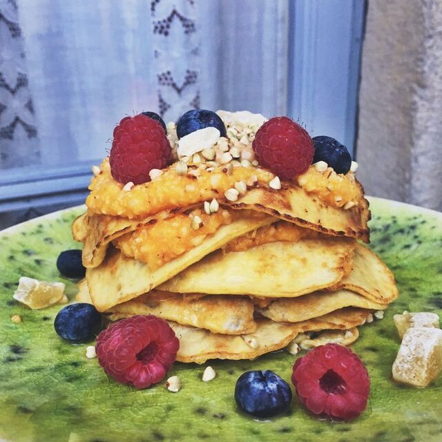 Bananpannkakor med melon- och kokossalsa