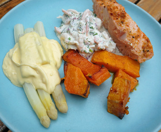 Lax med vit sparris, hollandaisesås, butternut squash och skagenröra