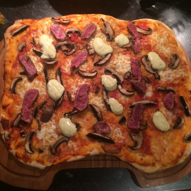 Pizza med oxfilé och bearnaisesås