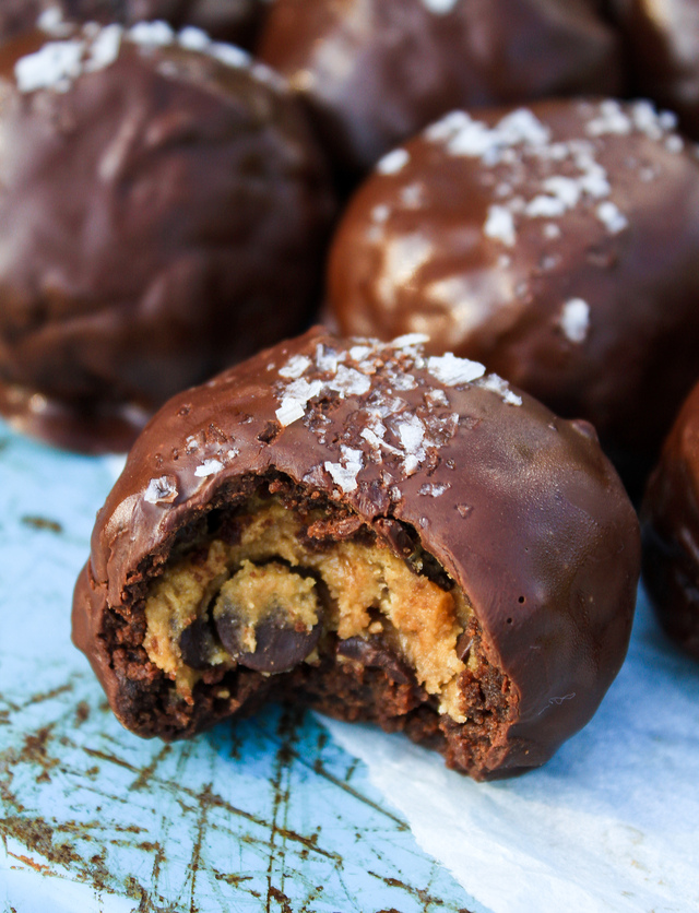 Chokladdoppade kladdkakebollar med Kakdegsgömma