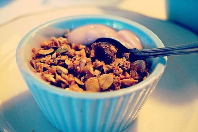 Hoppig decembermorgon men bra frukostvana: Havremjölk med färsk gurkmeja och hemmagjord granola.