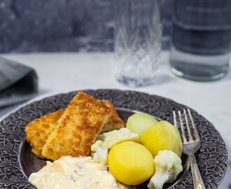Gustavs panerade torsk med kall äggsås, kokt potatis och blomkål