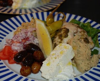 Libanesisk middagstallrik med hommus och tomatglacerade oliver