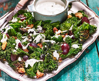 Vintersallad med grönkål, druvor, valnötter och ädelostdressing