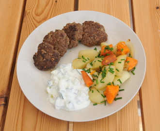 Grekiska färsbiffar med tzatziki och klyftpotatis