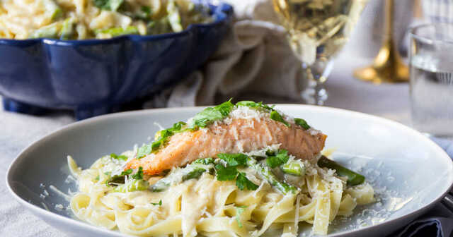 Krämig laxpasta med vitvinssås och parmesan