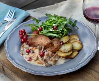 Fläskfilé med råstekt potatis och kantarellsås