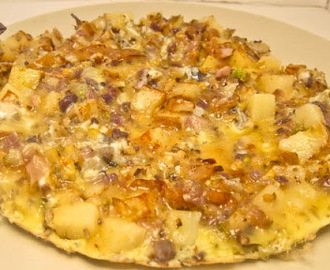 Omelett med potatis och blomkålsröra.