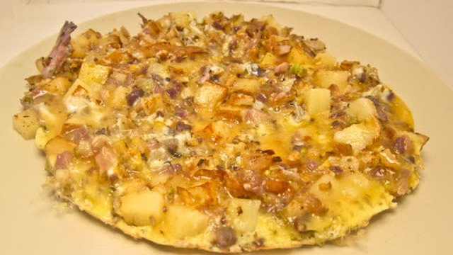 Omelett med potatis och blomkålsröra.