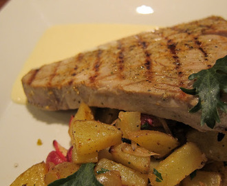 Tonfisk grillad med rostad potatis och rädisor och kesella hollandaise.