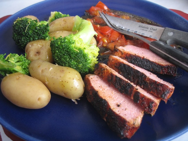 Grillad fläskytterfilé med sötsyrlig tomatsky och marinerad broccoli