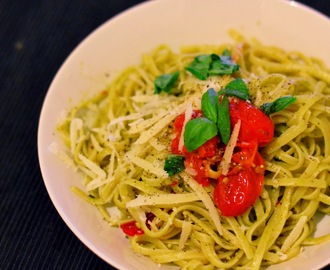 Pasta med pesto och vitlöksfrästa tomater