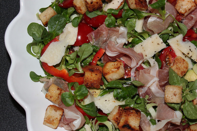 Sallad med lufttorkad skinka, parmesan och krutonger