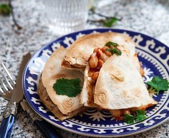 Quesadillas med bönor och tomatsalsa