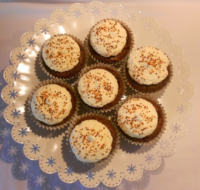 Browniecupcakes med vit chokladgrädde