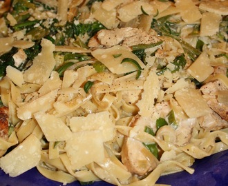 Krämig pasta med kyckling och grönt
