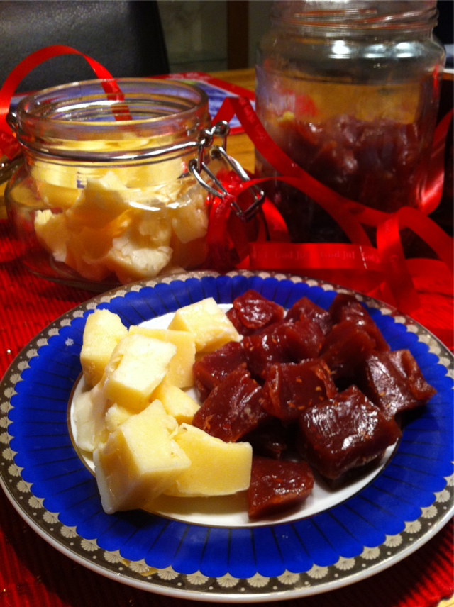 Hemmagjord hallonkola och vit chokladkola med citron.