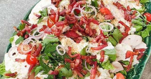 Kycklingsallad med parmesandressing och stekt panko