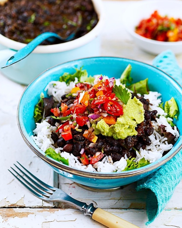 Burrito bowl med svarta bönor, salsa och guacamole (vegan, glutenfritt)