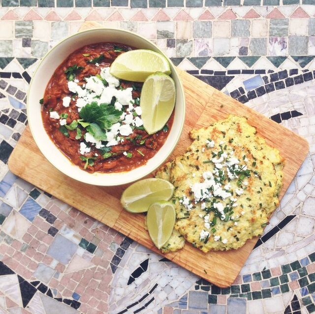 Indisk daal med glutenfria naan gjorda på blomkål