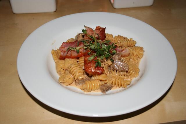 Pasta med oxfilé i gräddig gorgonzolasås