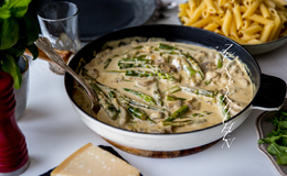 Pastasås med sparris och champinjoner