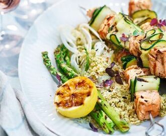 Lax- och zucchinispett med dillbulgur, sparris och krämig citronsås  