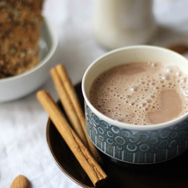 Kryddig varm choklad med mandelmjölk