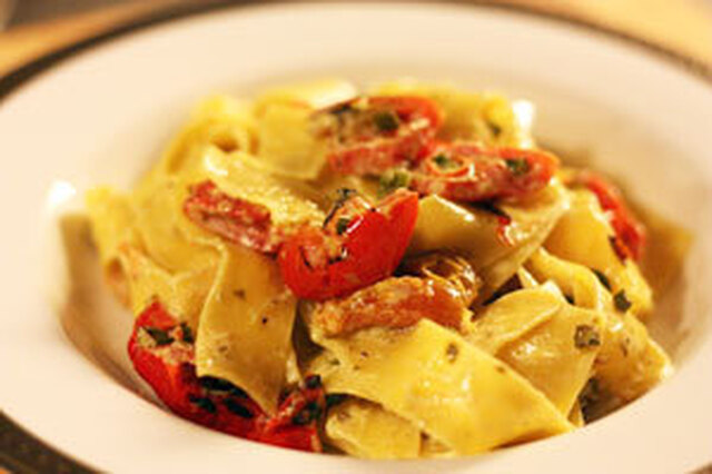 Pappardelle med grillad paprika, pesto, vitlök och chili