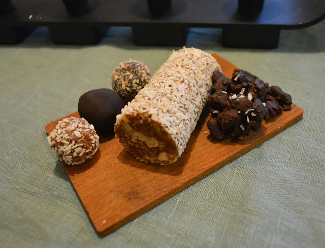4 sorters julgodis, Chokladcrunch, Dadelbitar, Fikonbollar och Tryffel