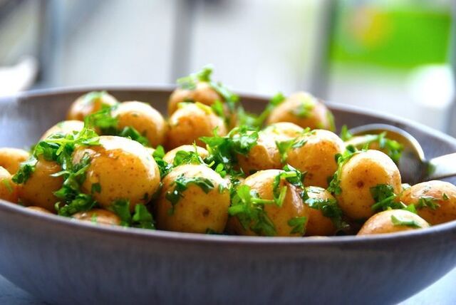Kartofler med smeltet smør og persille - Madens Verden | Opskrift | Opskrifter, Kartofler, Aftensmad