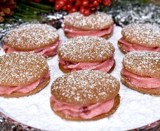 Pepparkakswhoopies fyllda med lingonsmörkräm