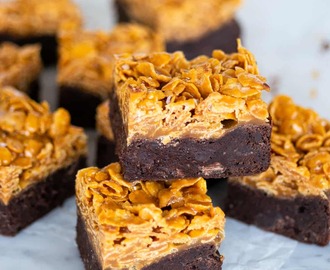 Brownies med cornflakes i saltkolasås